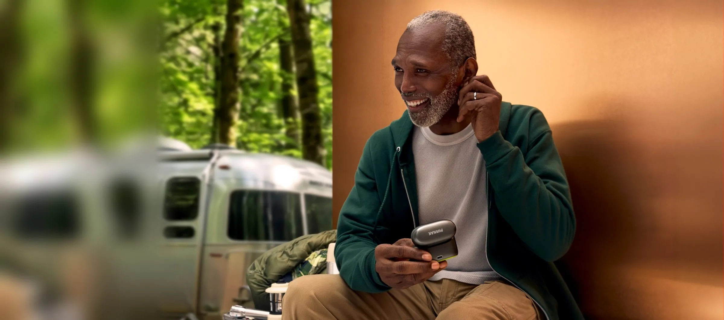 Mann setzt ein Phonak Audéo EON Hörgerät ein