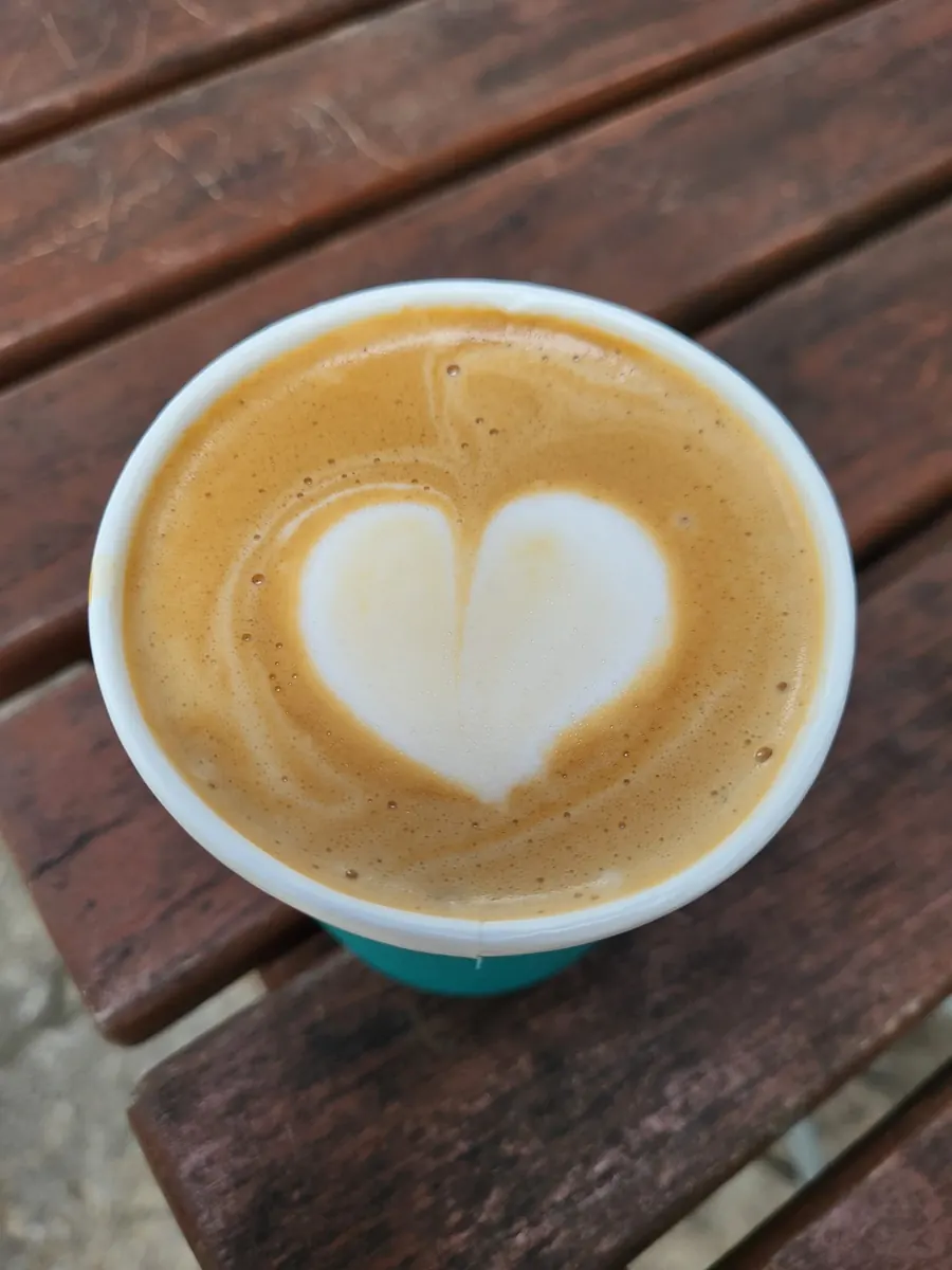 Cappuccino mit Milchschaum-Herz