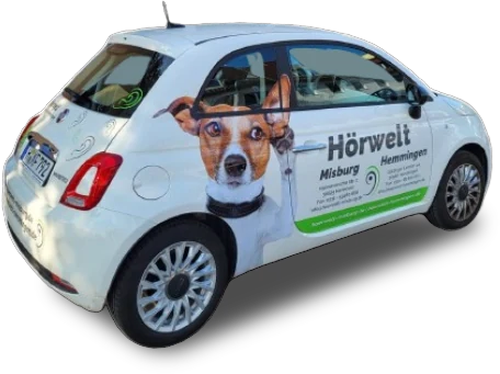 Weißes Hörwelt-Auto mit Hausbesuchs-Beklebung und dem Hörwelt-Hund, der die Pfote ans Ohr hält