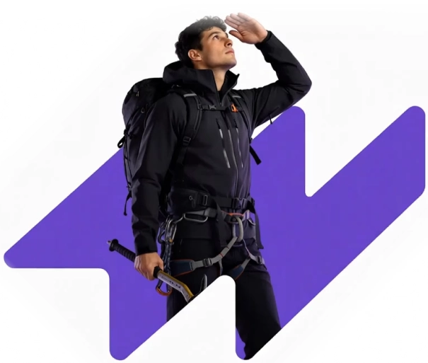 Alpinista equipado observando o horizonte diante de um raio roxo
