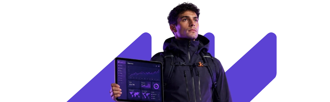 Especialista da Webpeak com um tablet e o símbolo da Webpeak ao fundo