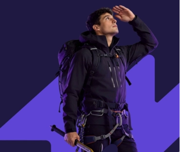 Alpinista olhando para o alto