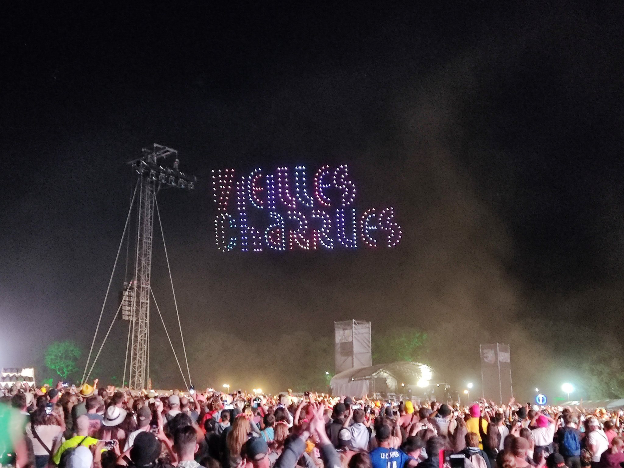 Le nom du festival des Vieilles Charrues écrit par les drones au-dessus de la foule