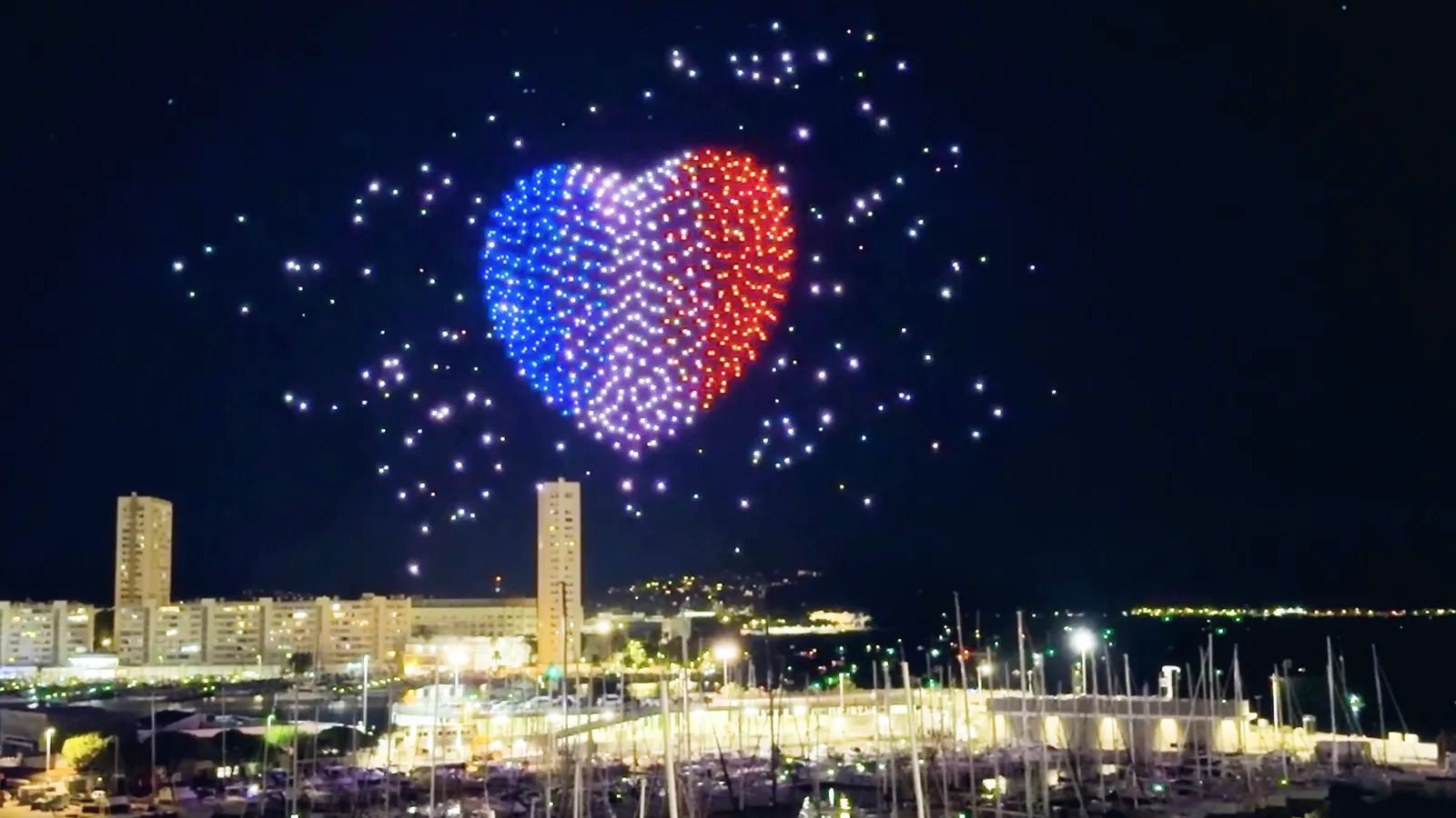 Un cœur bleu, blanc, rouge dessiné par les drones dans le ciel du 14 juillet