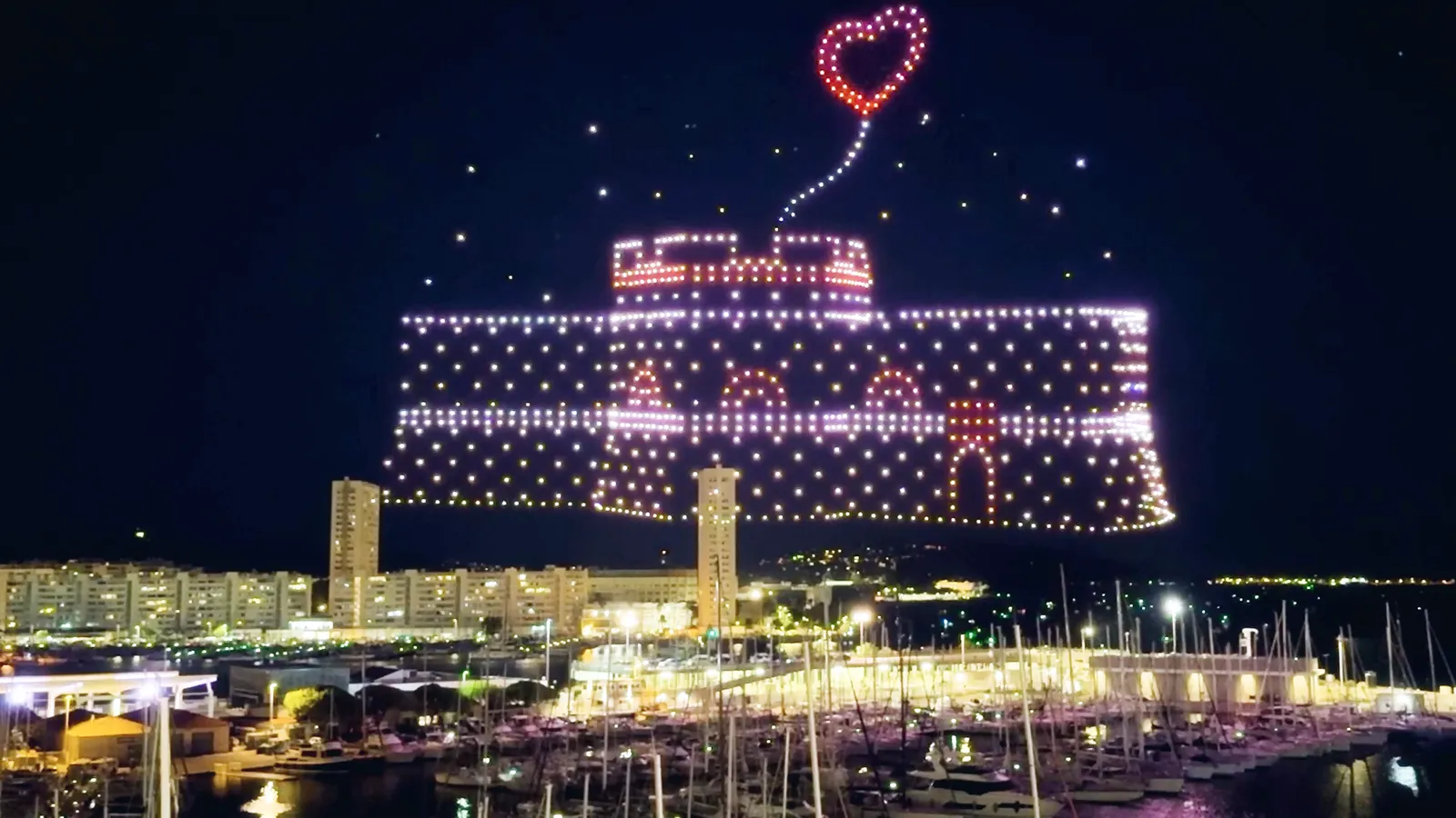 Un cœur lumineux dessiné par les drones au-dessus d’un fort, un soir de 14 juillet