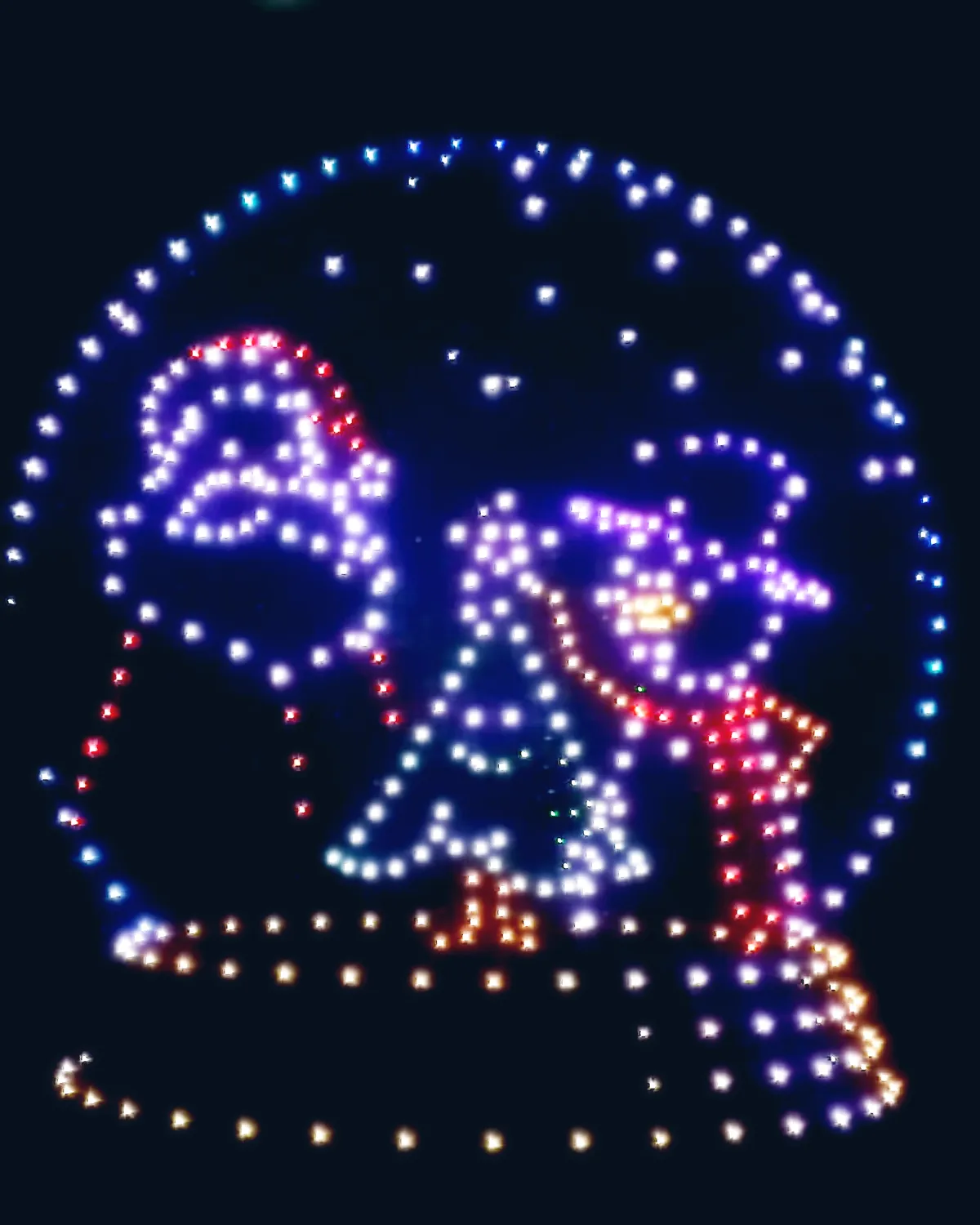 Une boule à neige lumineuse dessinée par les drones lors d’un spectacle de Noël