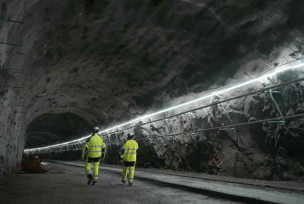 Medarbetare som jobbar inom energi och kraft befinner sig ute på fält i ett av EA Gruppens projekt.