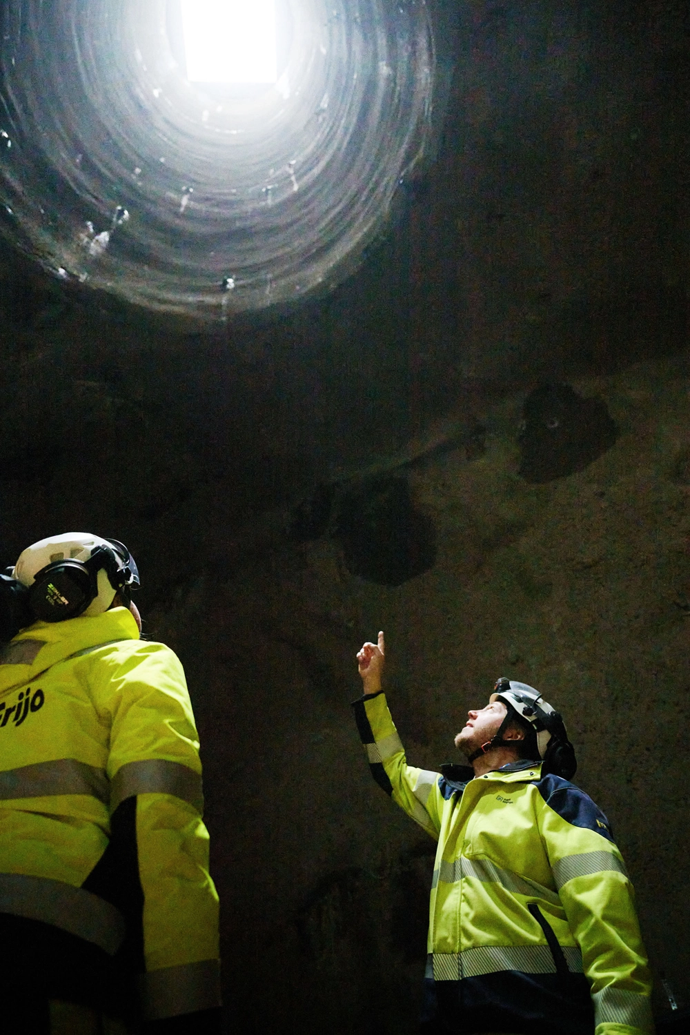 Medarbetare utför inspektionsarbete i tunnel inom infrastruktur och anläggning.