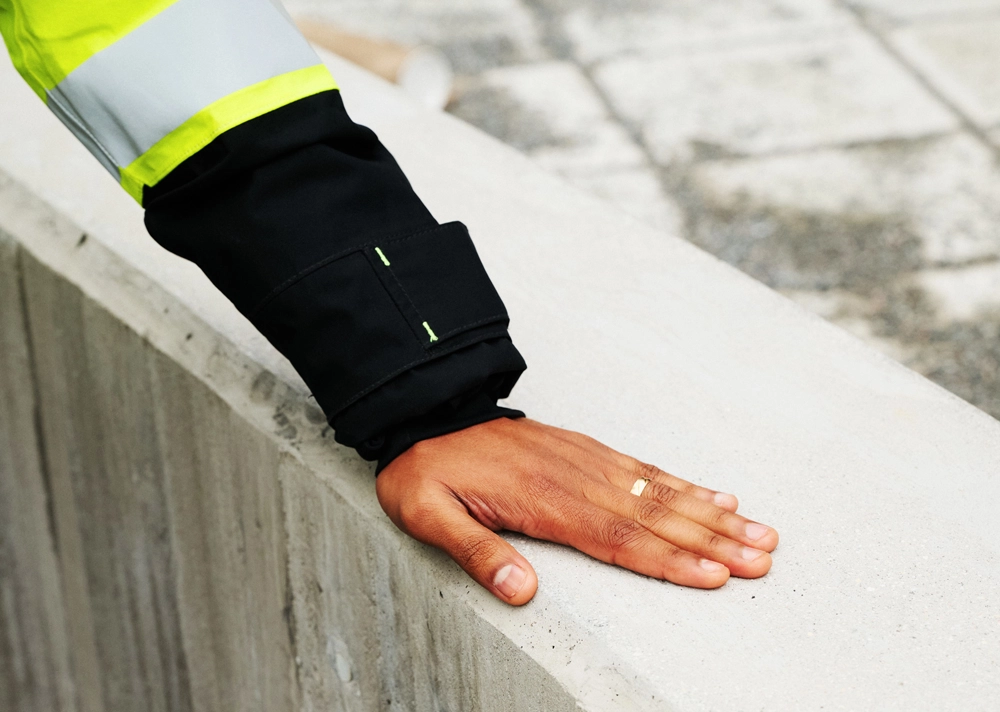 Hand placerad på en cementmur.