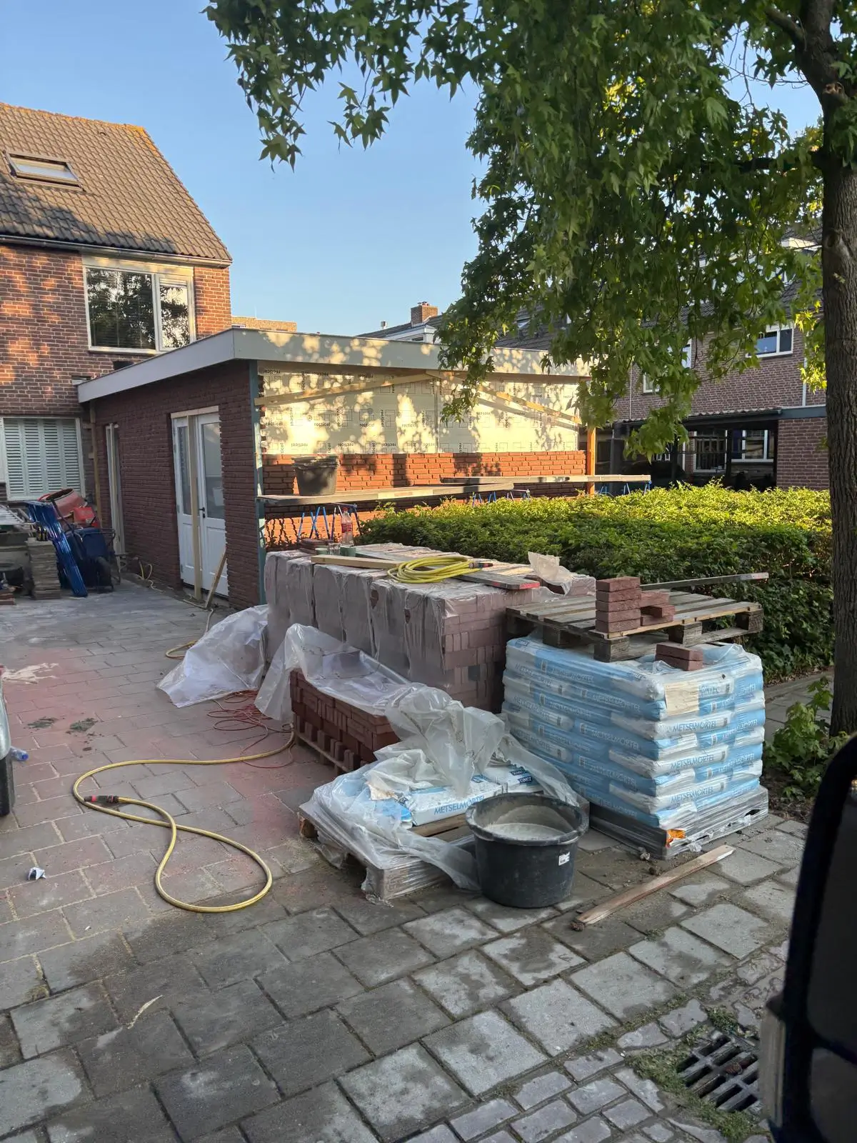 Voegwerk herstellen aan een bakstenen gevel