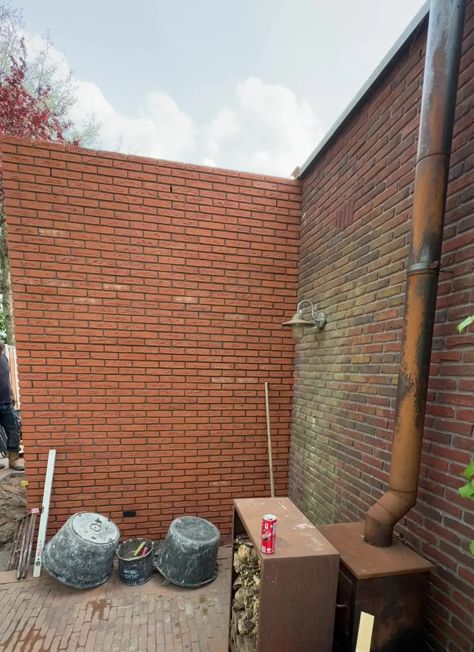 Vakman van De Vries Geveltechniek herstelt voegwerk aan een bakstenen gevel