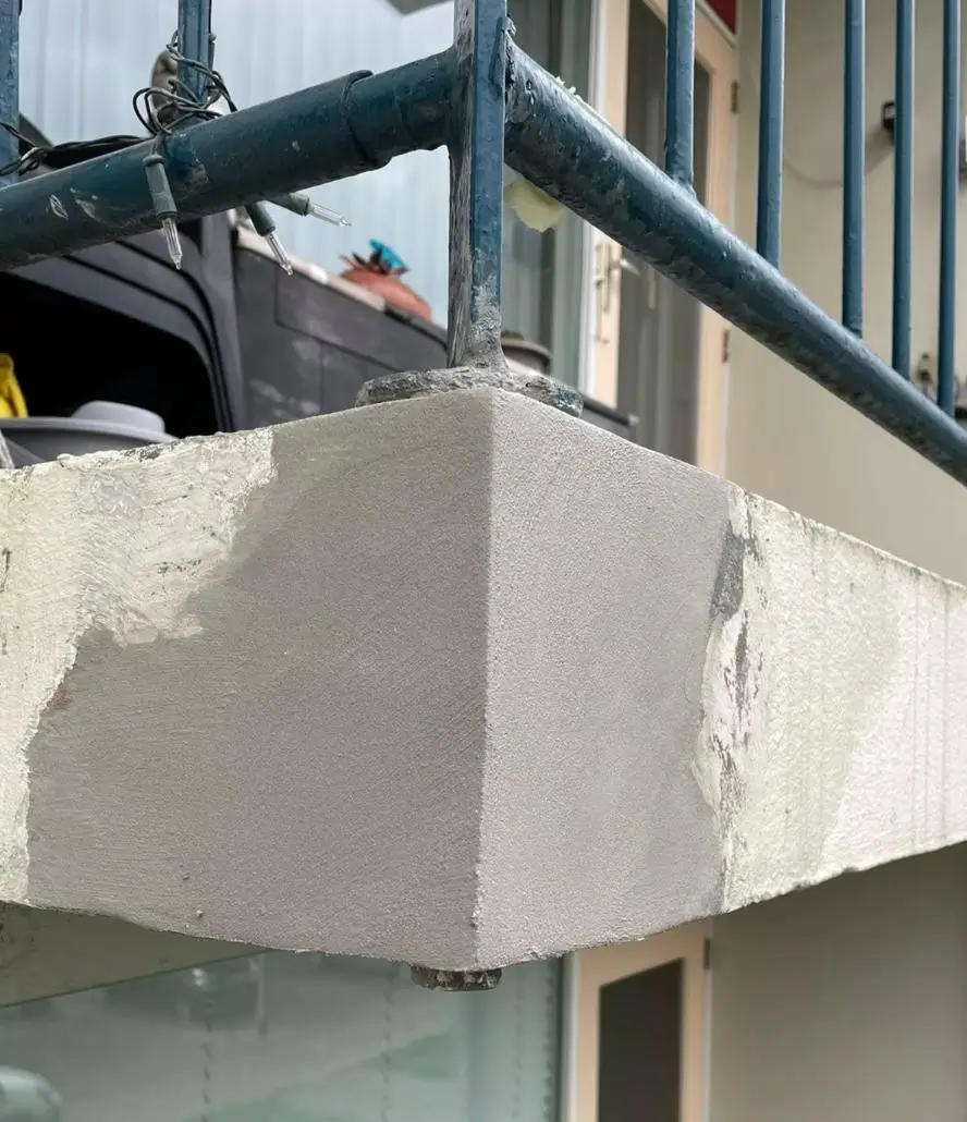 Betonherstel aan een balkon met betonrot