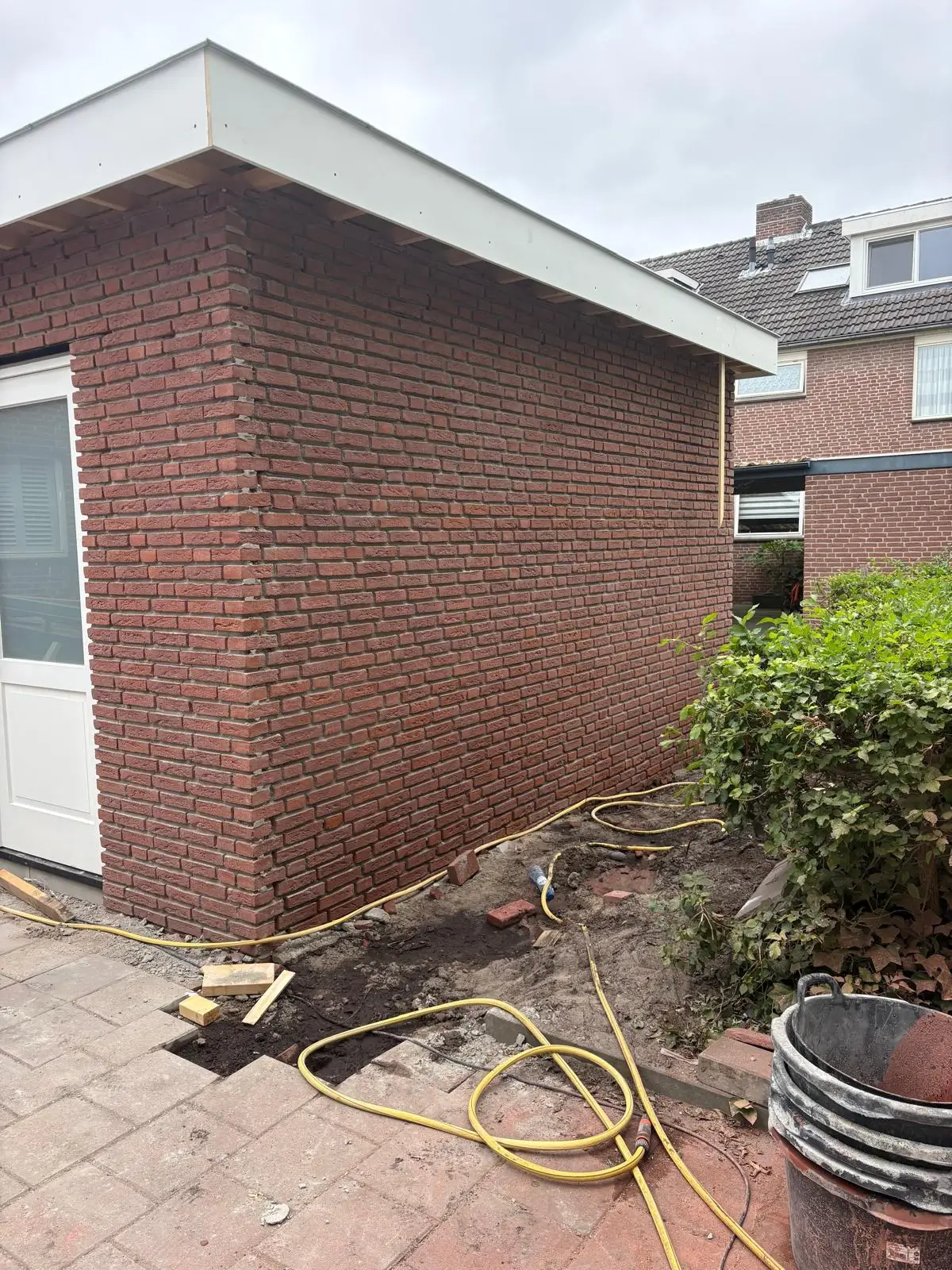 Vakman van De Vries Geveltechniek aan het werk aan een gevel