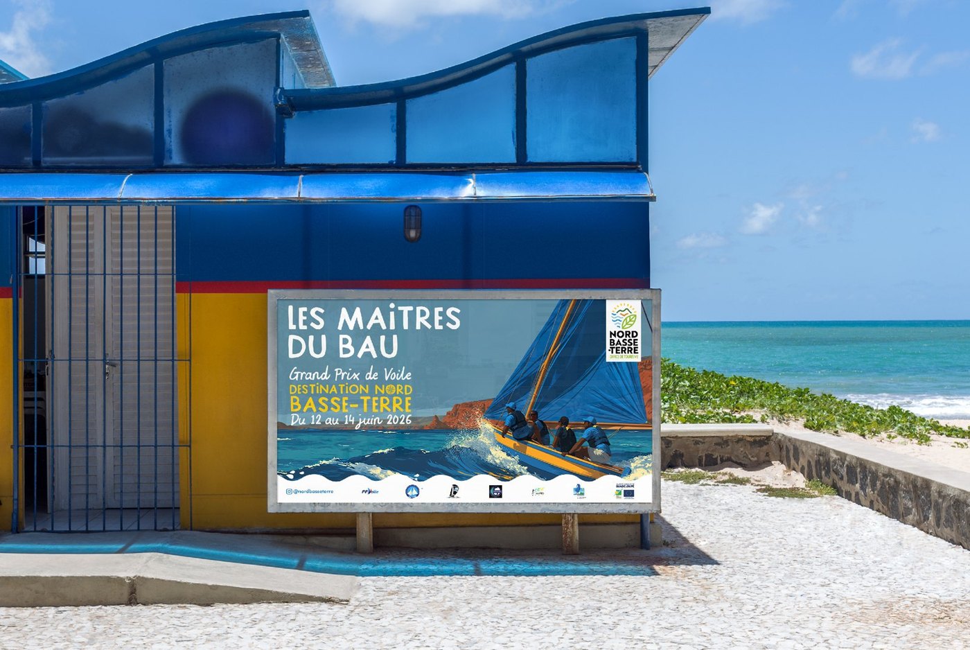 Grand Prix de Voile du Nord Basse-Terre : l’affiche « Les maîtres du bau » sur un kiosque de plage