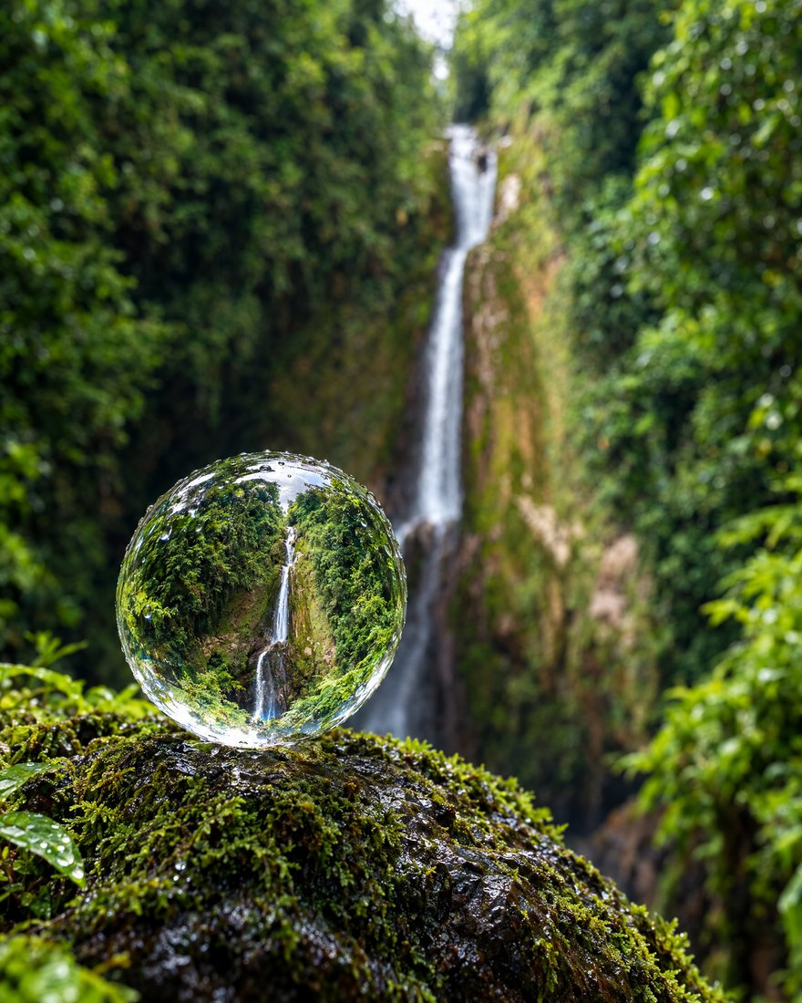 Chute du Galion : la cascade renversée dans une sphère de verre posée sur la mousse