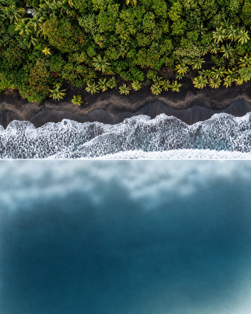 Grande Anse, Trois-Rivières : la forêt et le sable noir nets, la mer adoucie par du verre dépoli