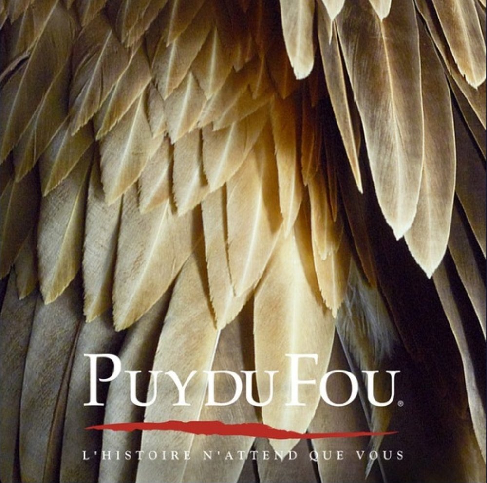 Puy du Fou : des plumes fauves en très gros plan, le logo et la signature « L’histoire n’attend que vous »