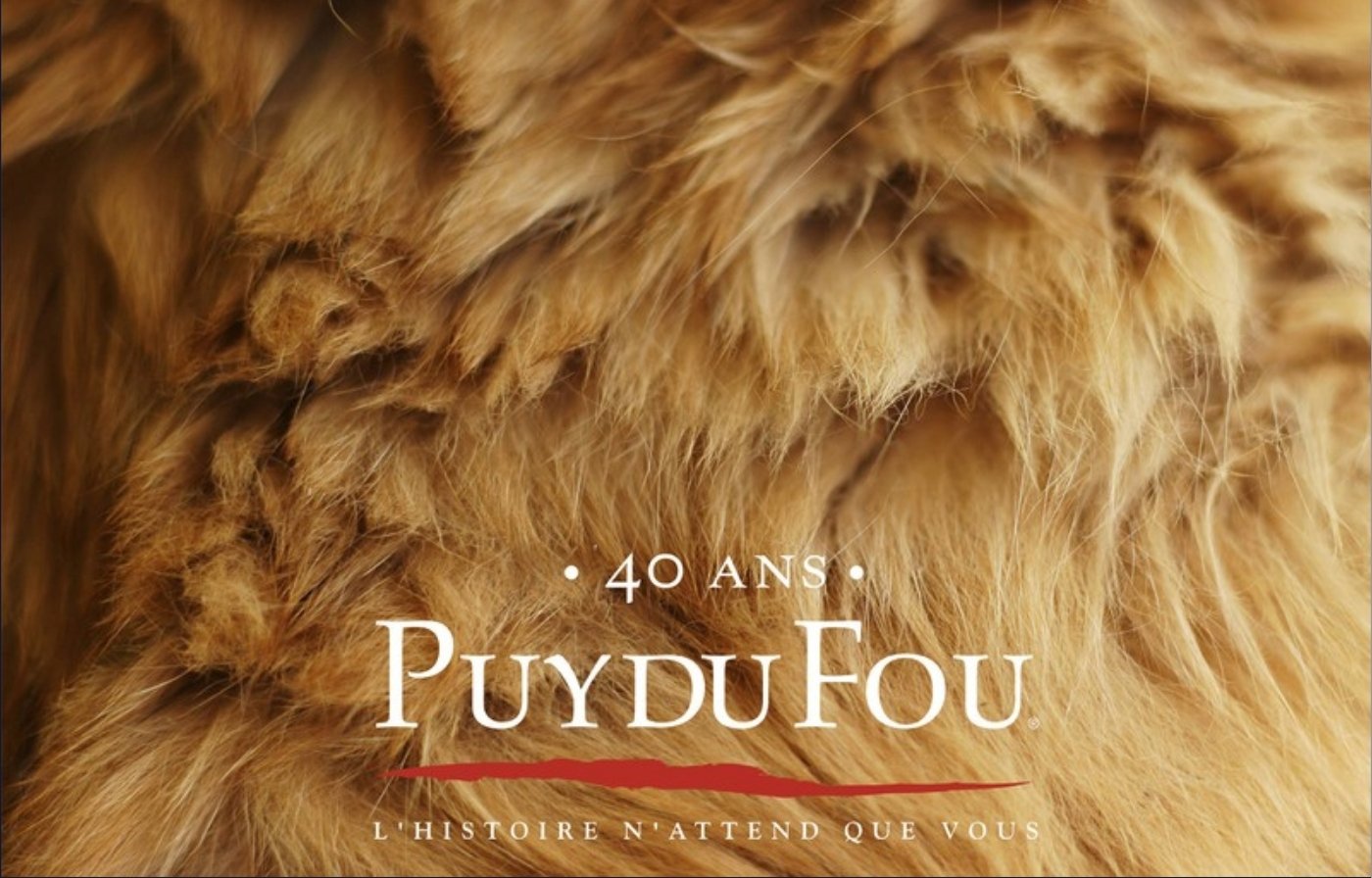 Puy du Fou, 40 ans : la crinière d’un lion en très gros plan, le logo et la signature « L’histoire n’attend que vous »