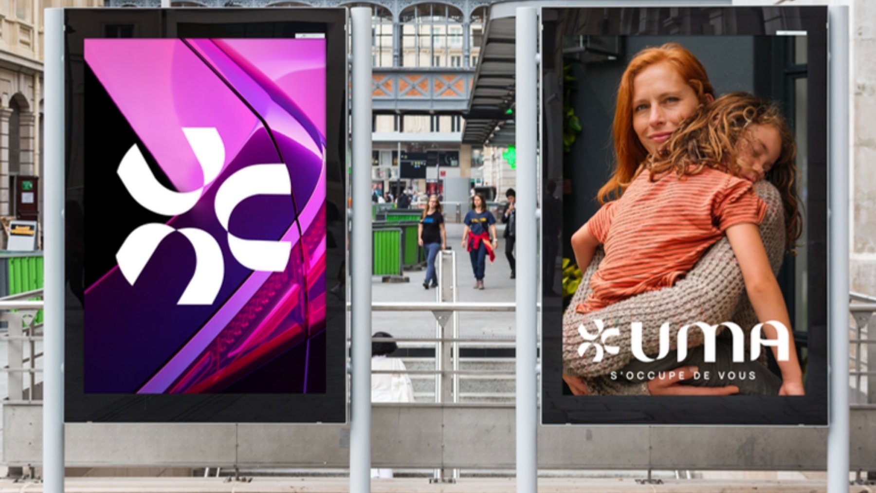 Uma : deux affiches en ville, le symbole de la marque sur des courbes violettes et une femme qui porte un enfant endormi, « Uma s’occupe de vous »