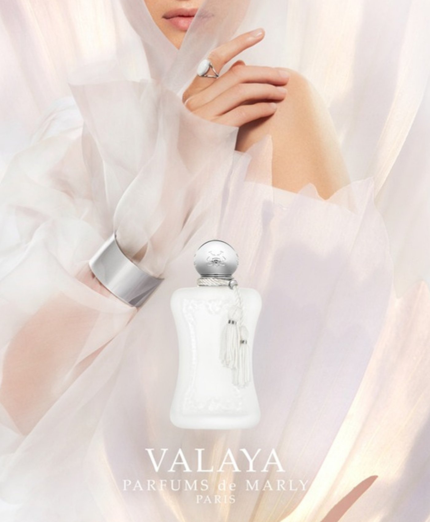 Parfums de Marly, Valaya : le visuel clé, une silhouette voilée de blanc, le flacon immaculé et un bracelet argent qui enserre le vêtement au poignet