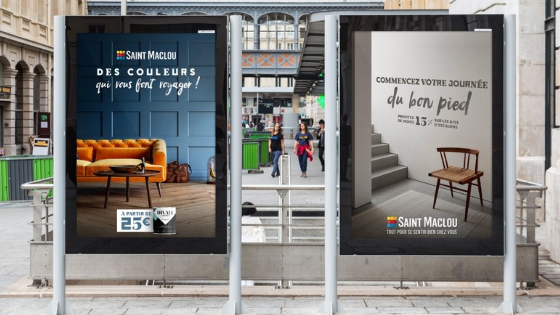 Saint Maclou : deux affiches en gare, « Des couleurs qui vous font voyager ! » sur un salon bleu au canapé orange, et « Commencez votre journée du bon pied » sur un escalier