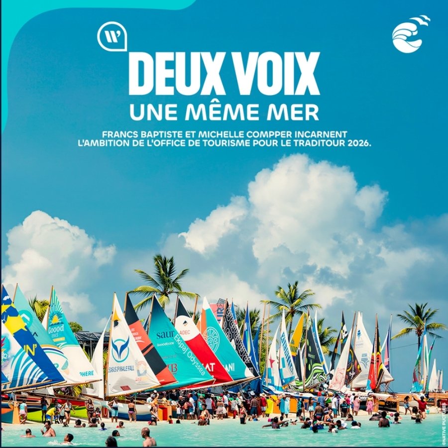 Office de Tourisme de la Riviera du Levant, publication « Deux voix, une même mer » : les voiles colorées des canots traditionnels du Traditour, sur une plage animée, sous un ciel de nuages
