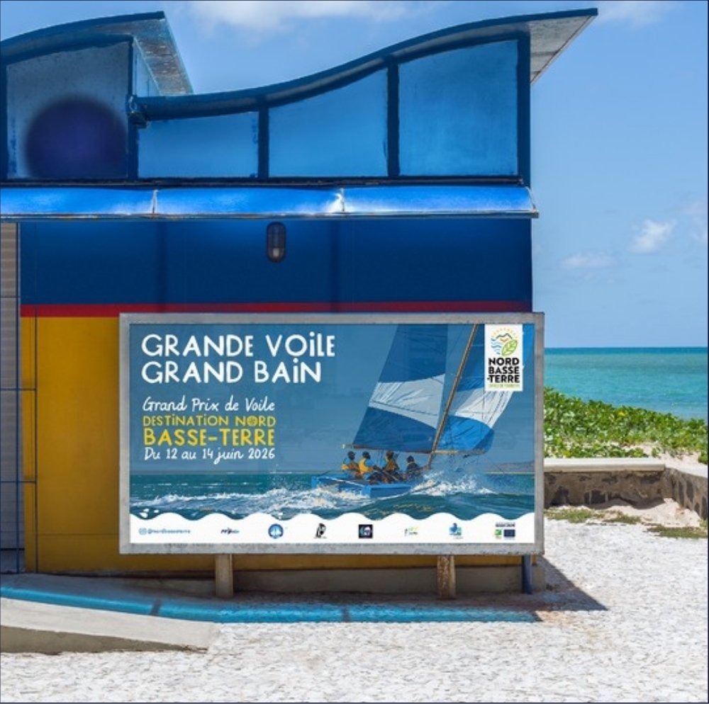 Grand Prix de Voile du Nord Basse-Terre : l’affiche « Grande voile, grand bain » sur un kiosque de plage