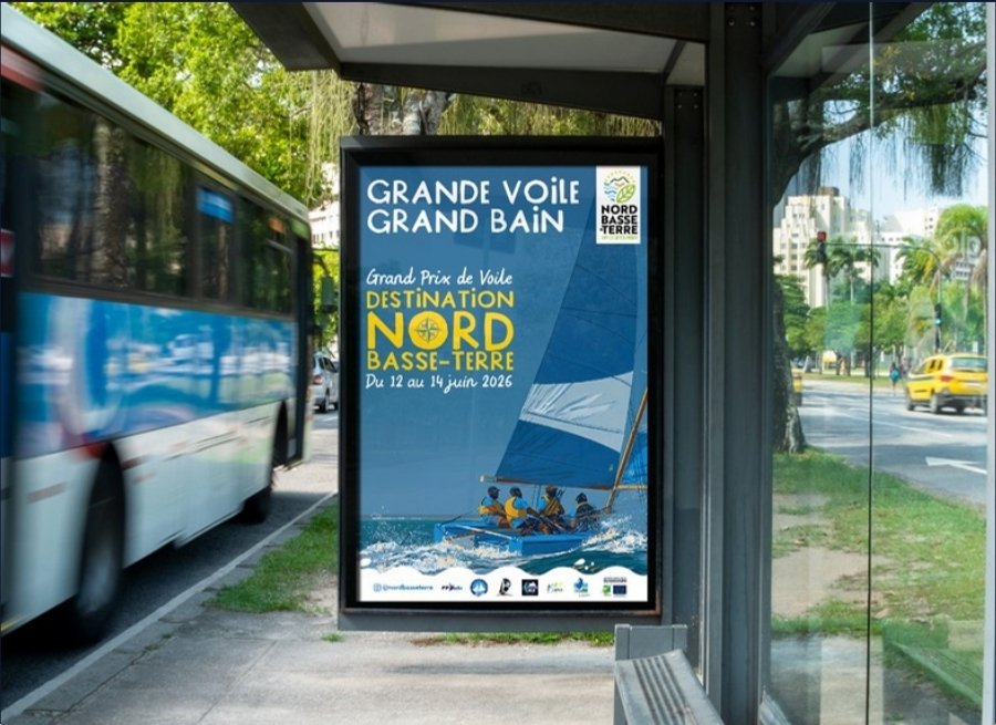 Grand Prix de Voile du Nord Basse-Terre : l’affiche « Grande voile, grand bain » dans un abribus