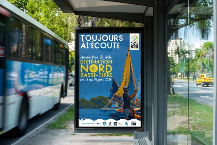 Grand Prix de Voile du Nord Basse-Terre : l’affiche « Toujours à l’écoute » dans un abribus