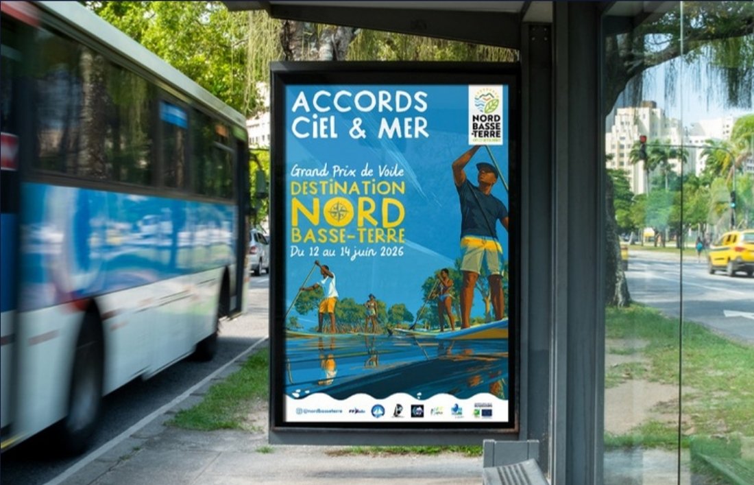 Grand Prix de Voile du Nord Basse-Terre : l’affiche « Accords ciel & mer » dans un abribus