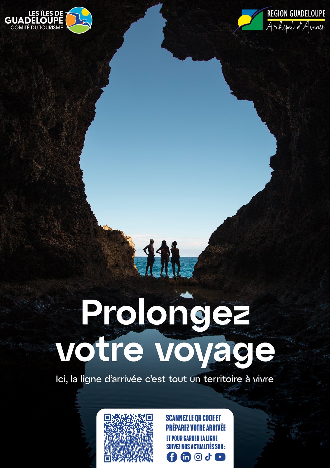 Comité du Tourisme des Îles de Guadeloupe, piste « Prolongez votre voyage » : trois silhouettes à l’entrée d’une grotte marine, reflétées dans l’eau