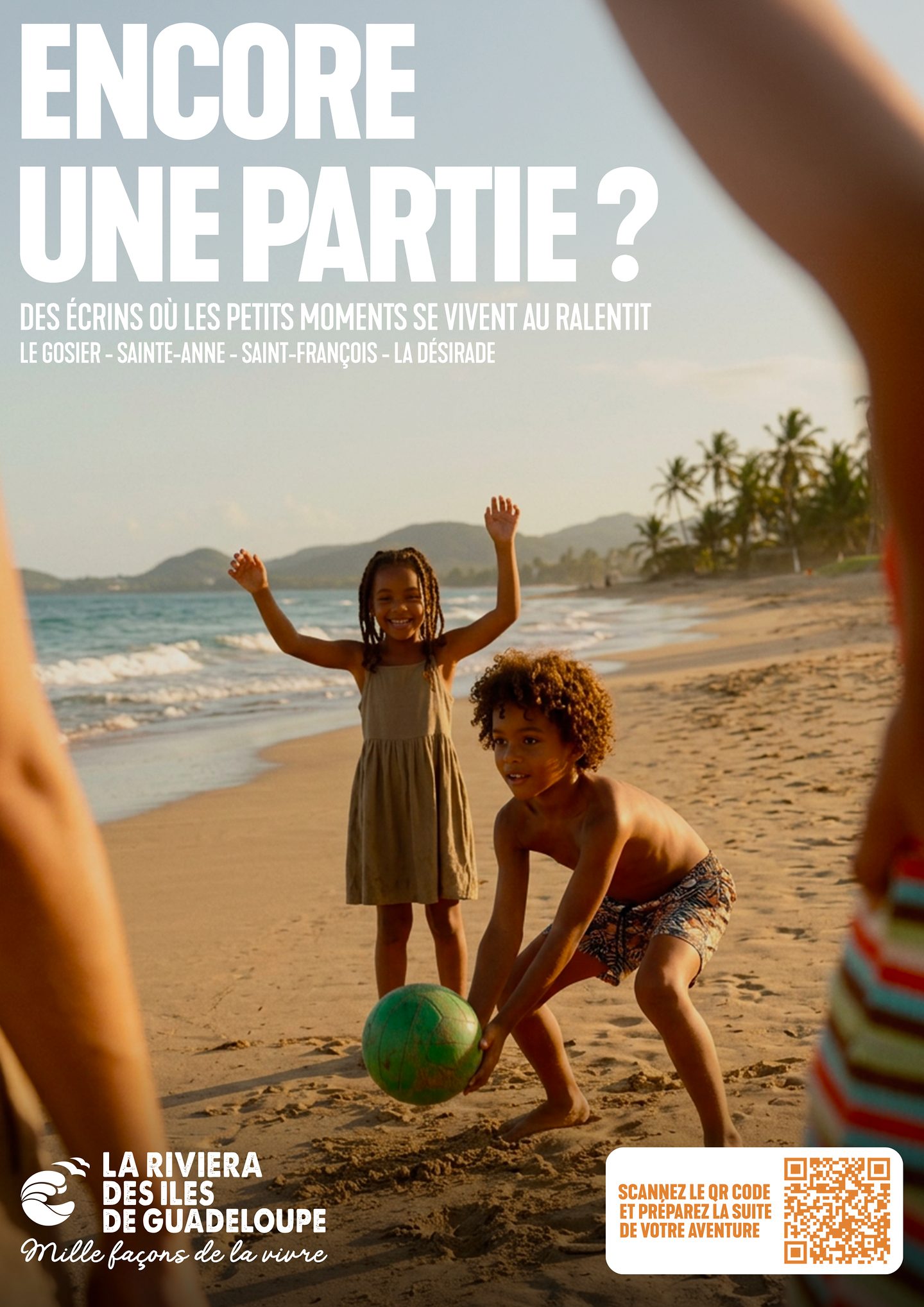 Office de Tourisme de la Riviera du Levant, annonce « Encore une partie ? » : deux enfants jouent au ballon sur la plage, au soleil couchant