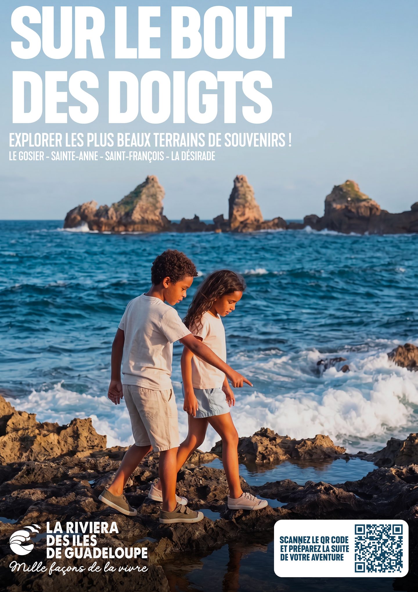 Office de Tourisme de la Riviera du Levant, annonce « Sur le bout des doigts » : deux enfants marchent sur les rochers, au bord de la mer