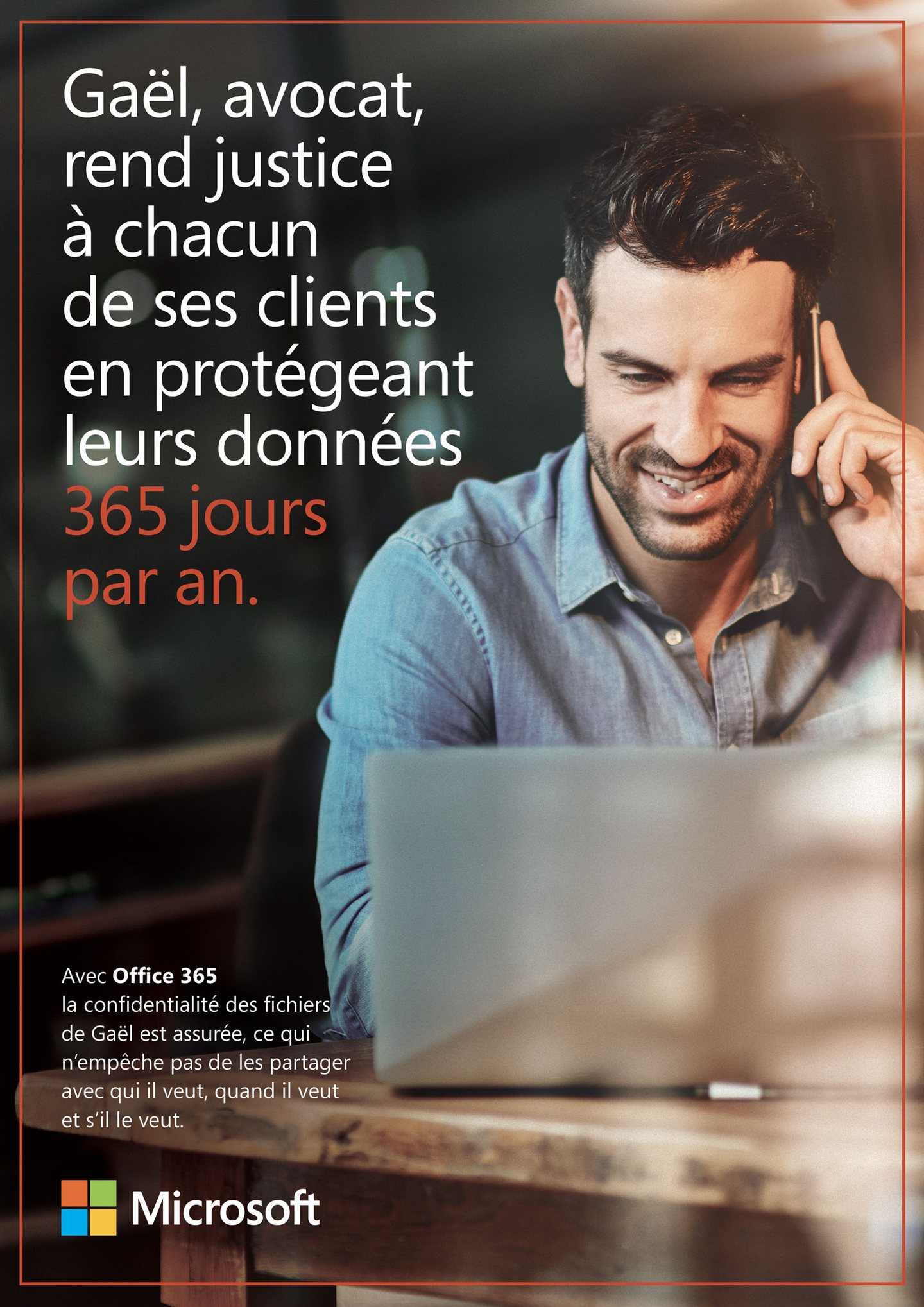 Microsoft Office 365, annonce presse : « Gaël, avocat, rend justice à chacun de ses clients en protégeant leurs données 365 jours par an. » Un avocat sourit au téléphone devant son ordinateur portable.