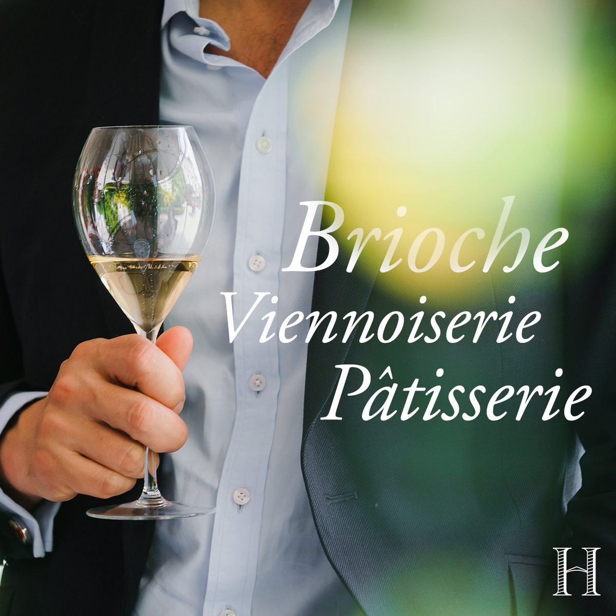 Champagne Henriot, note de dégustation : « Brioche, viennoiserie, pâtisserie », une coupe de champagne à la main