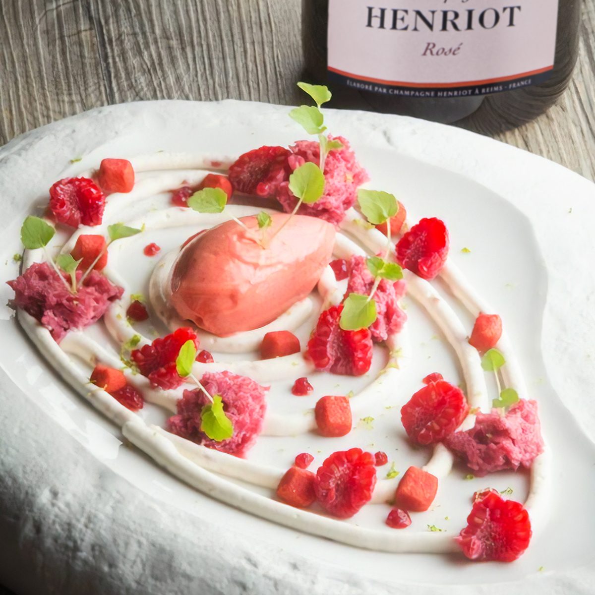 Champagne Henriot, accord mets-vin : le Rosé et un dessert aux framboises