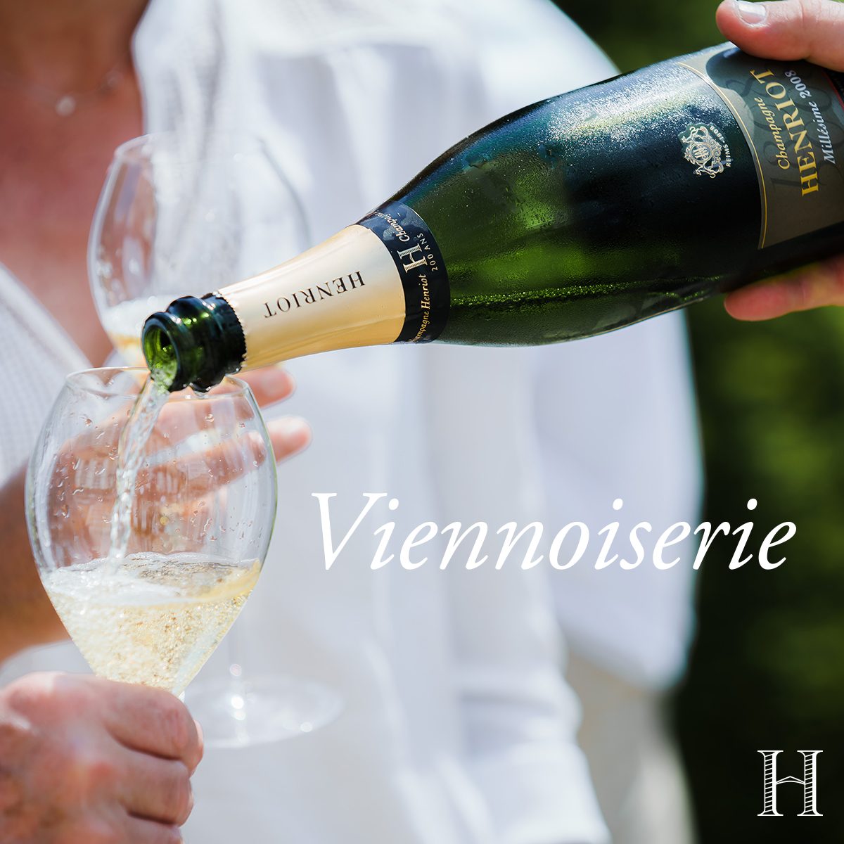 Champagne Henriot, note de dégustation : « Viennoiserie », le champagne versé dans une coupe