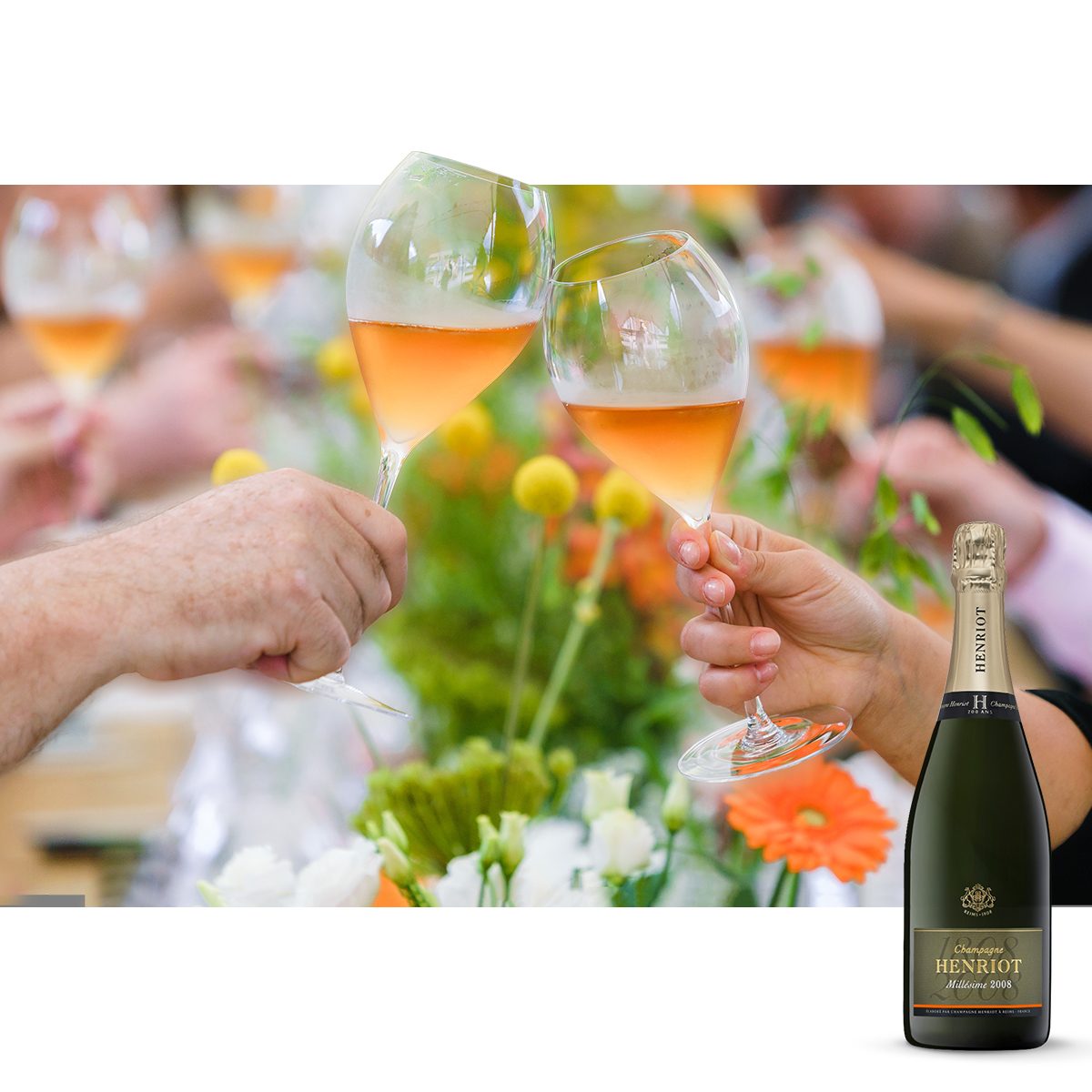 Champagne Henriot : des coupes de rosé qui trinquent au-dessus d’une table fleurie