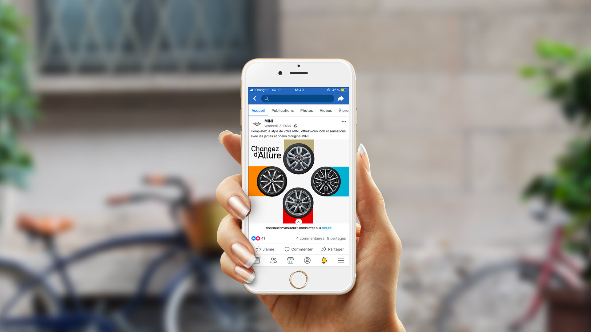 MINI, publication Facebook « Changez d’allure » sur smartphone : quatre roues sur des aplats de couleur