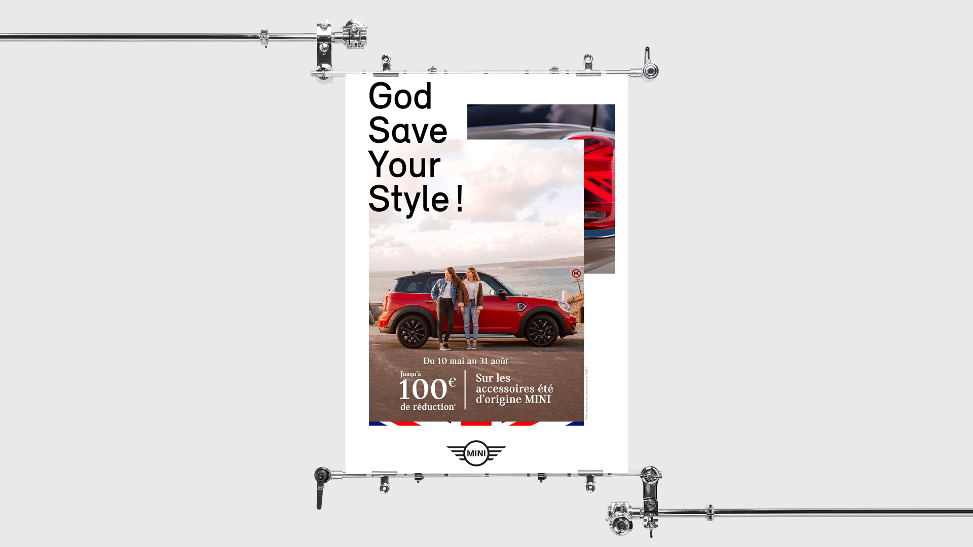 MINI, affiche « God Save Your Style ! » : deux jeunes femmes adossées à une MINI rouge face à la mer, jusqu’à 100 € de réduction du 10 mai au 31 août