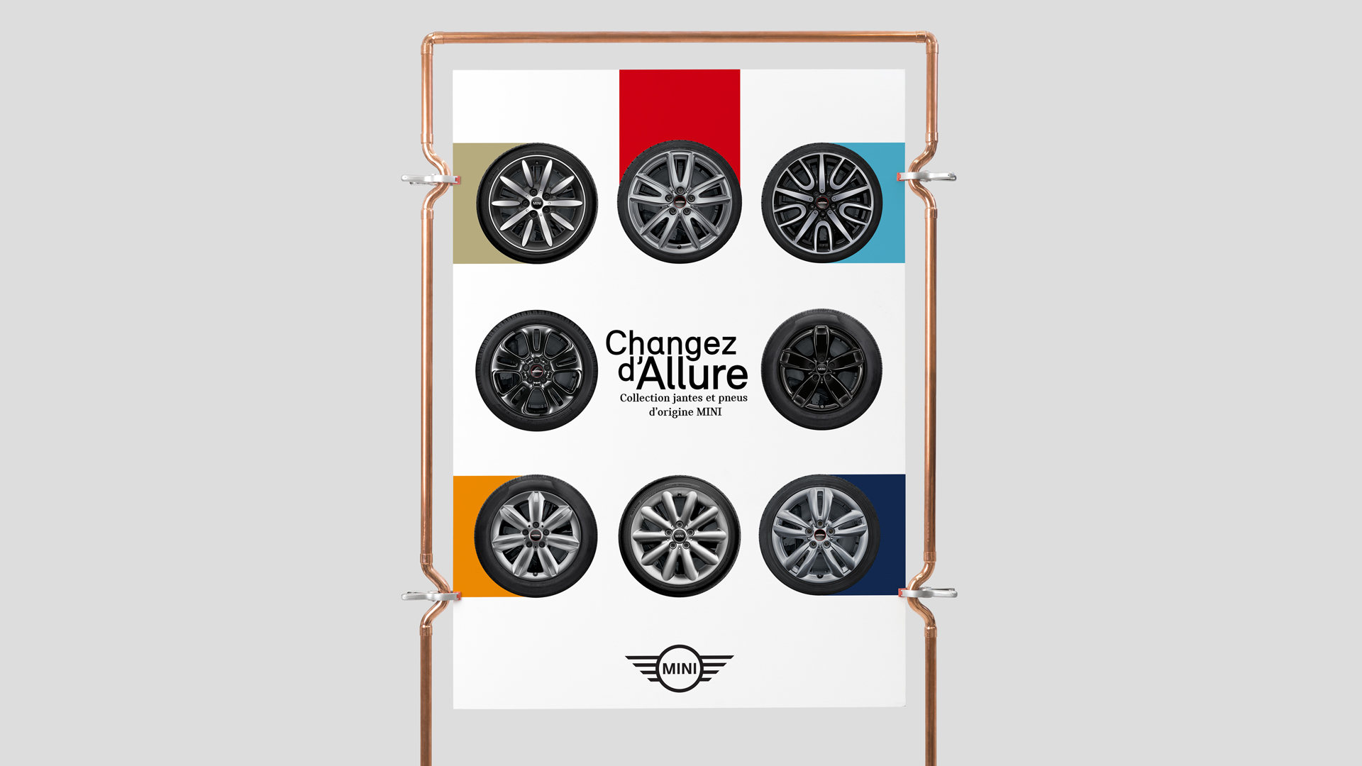 MINI, affiche « Changez d’allure » : huit roues complètes d’origine MINI sur des aplats de couleur