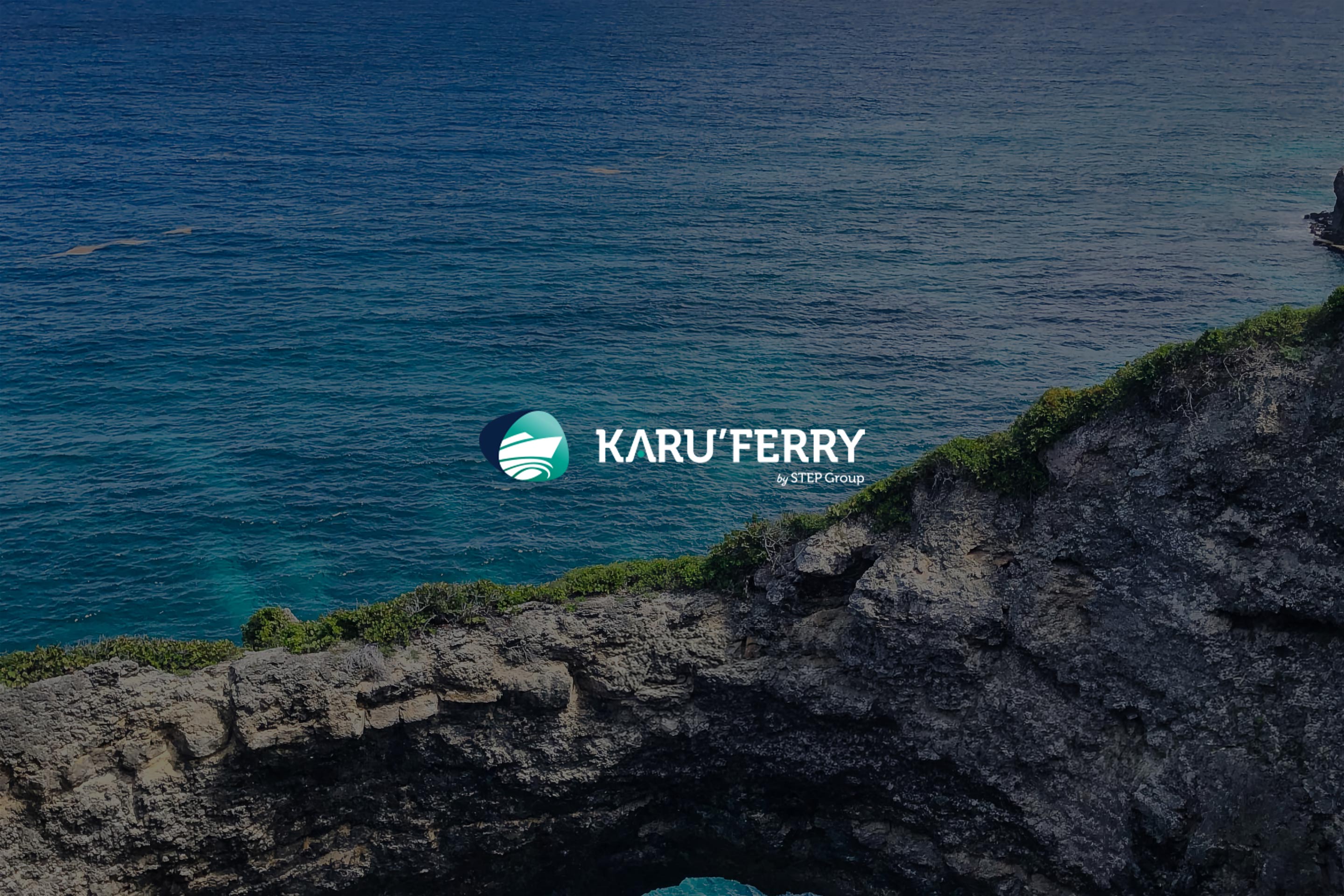 KaruFerry : le logo « Karu’Ferry by STEP Group » sur une mer bleu profond, au-dessus d’une falaise calcaire