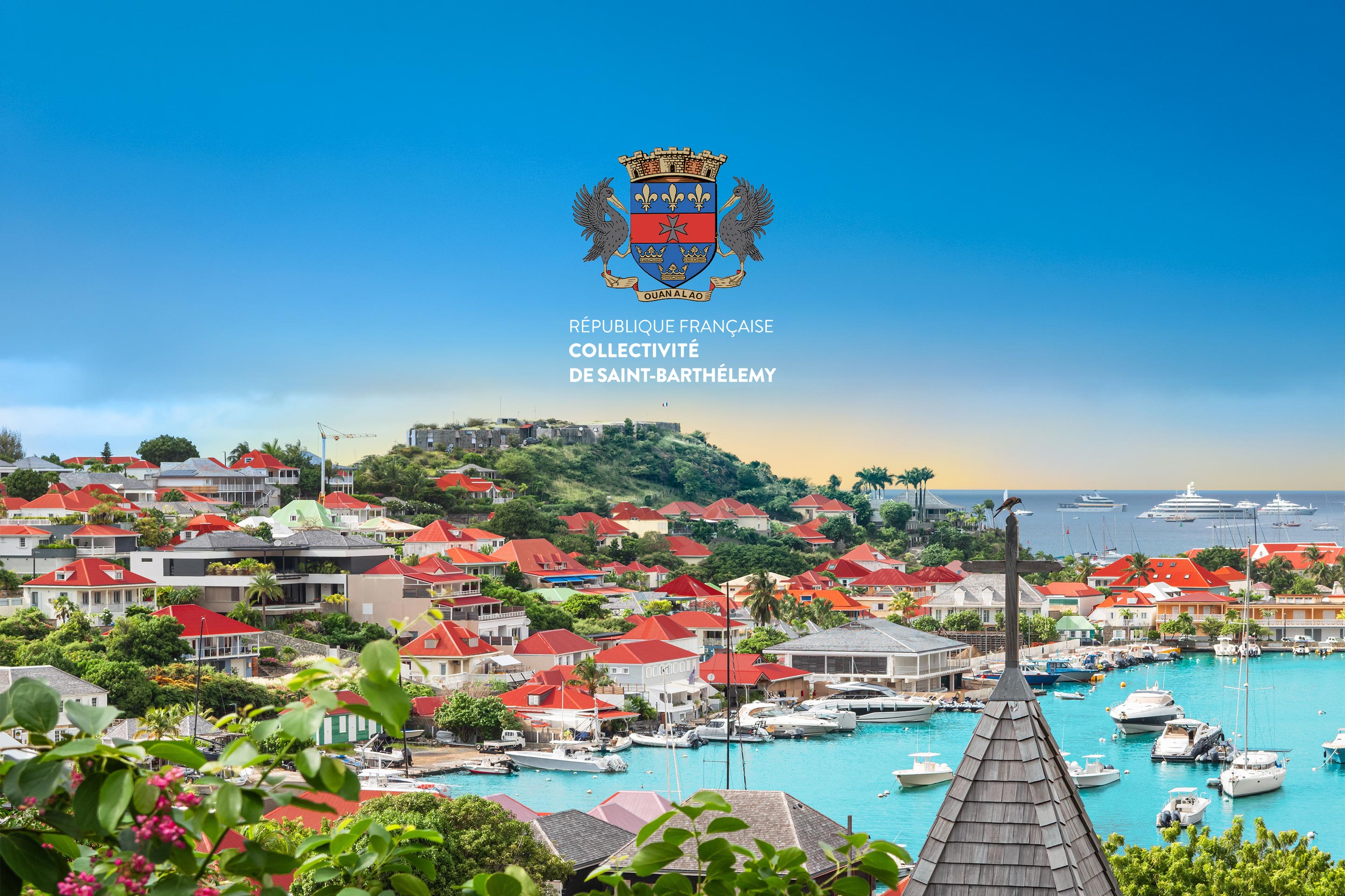 Collectivité de Saint-Barthélemy : son blason au-dessus des toits rouges et du port de Gustavia, bateaux au mouillage sur une eau turquoise
