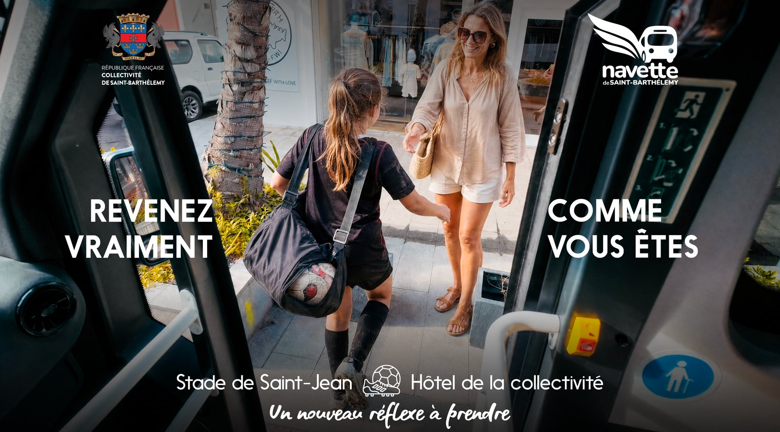 Navette de Saint-Barthélemy : « Revenez vraiment comme vous êtes », vue depuis la porte de la navette, une jeune footballeuse monte à bord, sac de sport à l’épaule, une femme souriante derrière elle