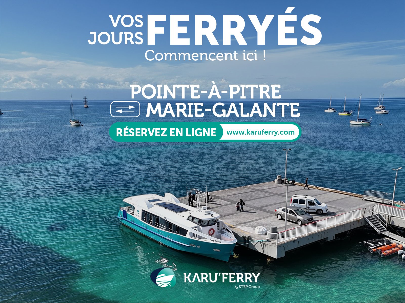 KaruFerry : « Vos jours ferryés commencent ici ! », le ferry à quai sur une eau turquoise, des voiliers au mouillage