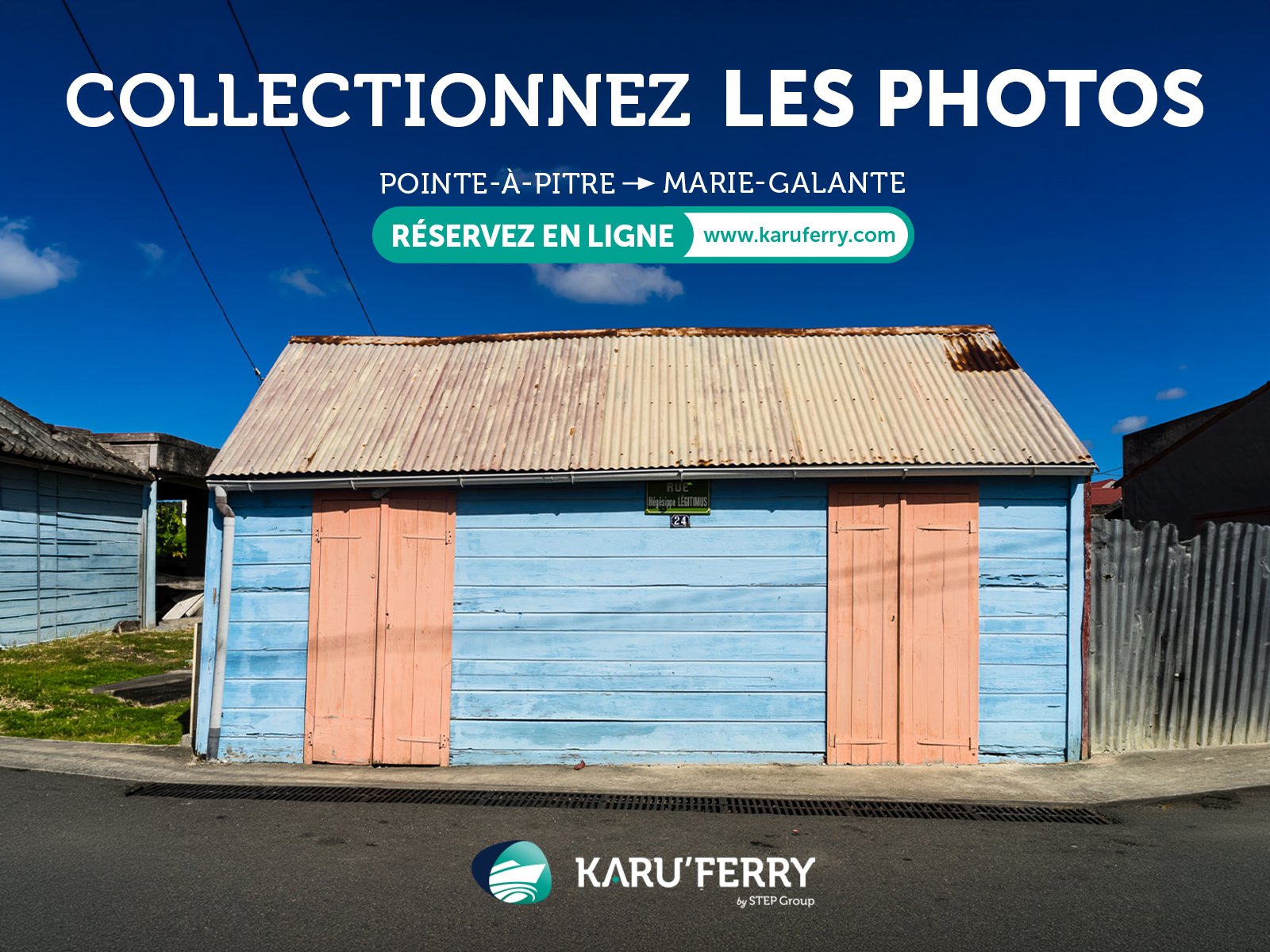KaruFerry : « Collectionnez les photos », une case en bois bleu aux portes roses, sous un toit de tôle