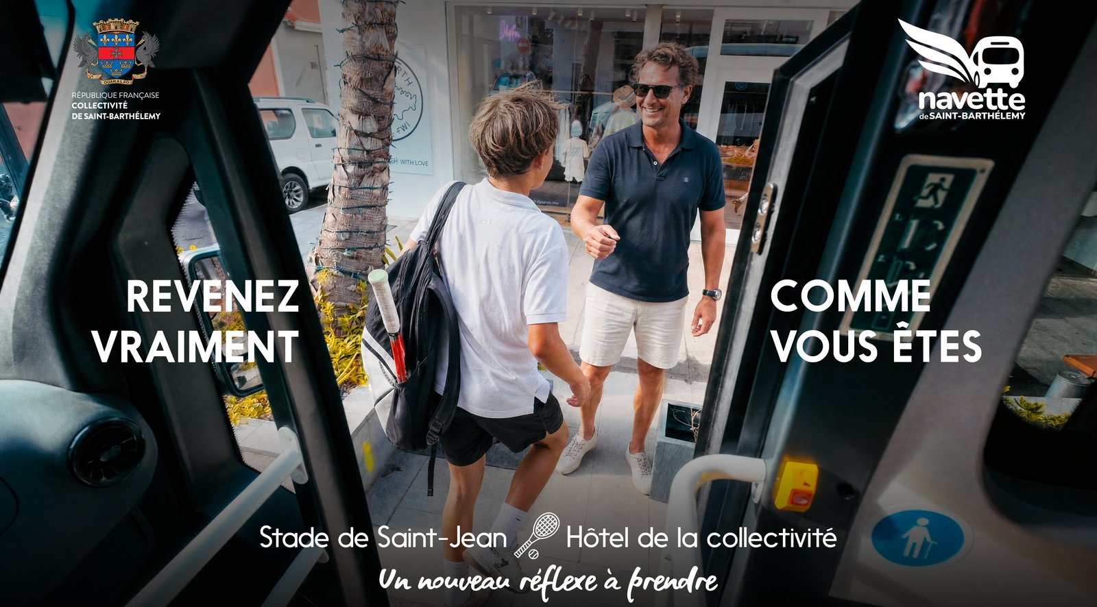 Navette de Saint-Barthélemy : « Revenez vraiment comme vous êtes », vue depuis la porte de la navette, un garçon monte à bord, une raquette de tennis dans son sac, un homme souriant derrière lui