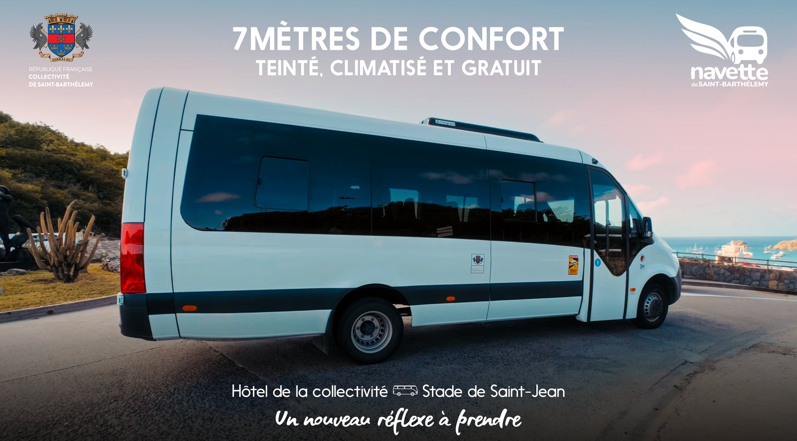 Navette de Saint-Barthélemy : « 7 mètres de confort, teinté, climatisé et gratuit », la navette de profil, la mer en arrière-plan