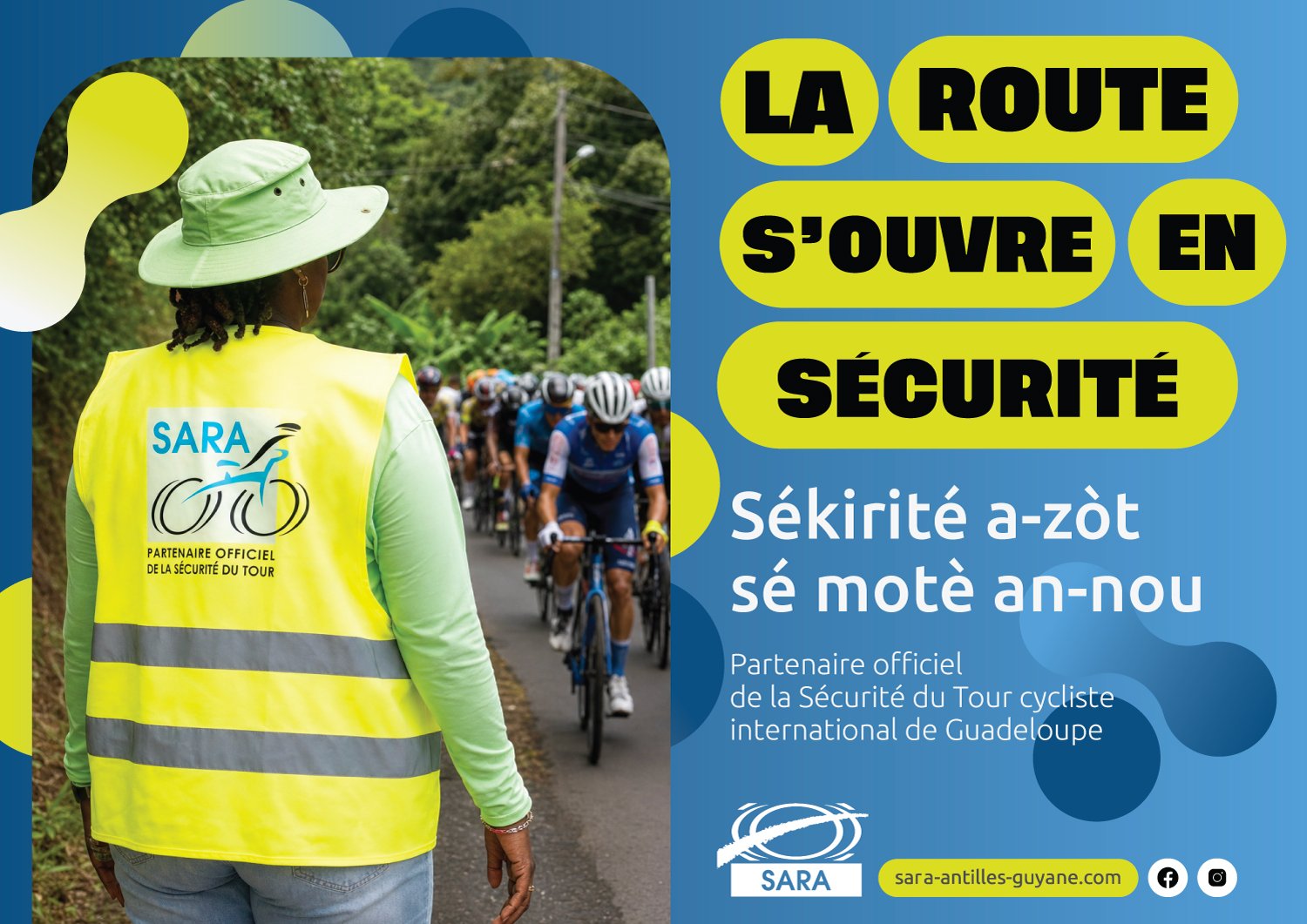 SARA : « La route s’ouvre en sécurité », une signaleuse de dos, le peloton arrive