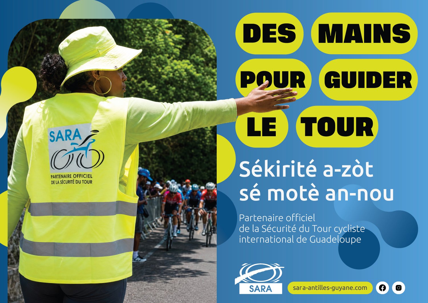 SARA : « Des mains pour guider le Tour », une signaleuse indique la route au peloton